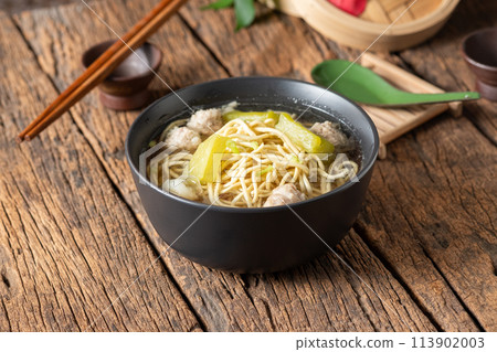 Yellow noodles in clear broth with bitter melon and ground pork 113902003