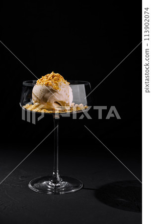 Elegant dessert presentation in coupe glass 113902074