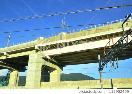 從北陸本線敦賀站到米原站的車窗所看到的景色（2022年夏季） 113902499
