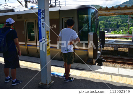 從北陸本線敦賀站到米原站的車窗所看到的景色(2022年夏季) 從北陸本線敦賀站到米原站的車窗所看到的景色(2022年夏季) 113902549