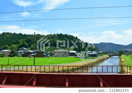 從北陸本線敦賀站到米原站的車窗所看到的景色（2022年夏季） 113902555
