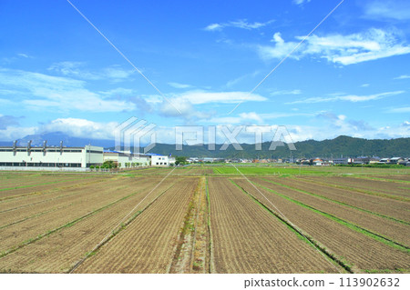 從北陸本線敦賀站到米原站的車窗所看到的景色(2022年夏季) 從北陸本線敦賀站到米原站的車窗所看到的景色(2022年夏季) 113902632