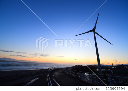 夕陽下的風車 113903694