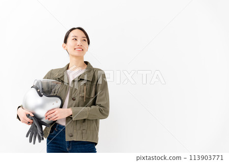 戴著頭盔的女人 113903771