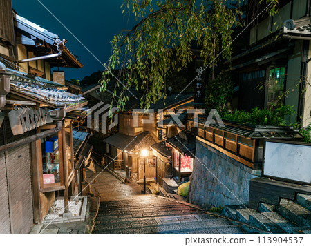 三年坂石階在晚上，京都三年坂 113904537