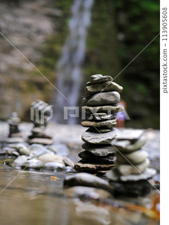 Zen balanced stones stacked against Eagle Cliff Falls. Zen balanced stones stacked against Eagle Cliff Falls. 113905608