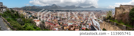 Panoramic view of Napoli's city center, mountains in the background 113905741
