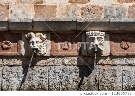 Famous mediaeval Fountain of 99 Spouts in ithe old town of L'Aquila, Italy 113905752