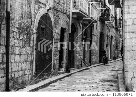 An abandoned narrow and stony alleyway in downtown Bari, Southern Italy 113906071