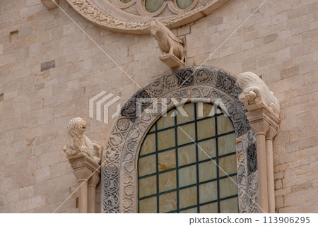 Details of the facade of the cathedral in Trani, Southern Italy 113906295