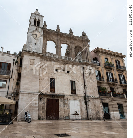 Ol church with arches at the roof in downtown Bitonto 113906340