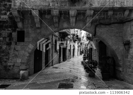 Typical passageway in the city center of Bari, Italy 113906342