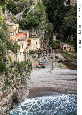 Beautiful traditional fishermens houses in the Fjord of Furry at the Amalfi Coast, Italy 113906390