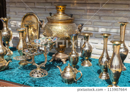 Luxury vases and other dishes made of brass with embossed patterns 113907664