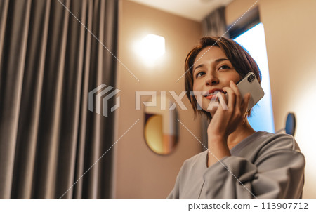 使用智慧型手機的端莊的女人 113907712