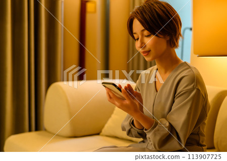 使用智慧型手機的端莊的女人 113907725