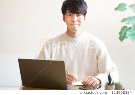 一個年輕人微笑著看向別處 113908324