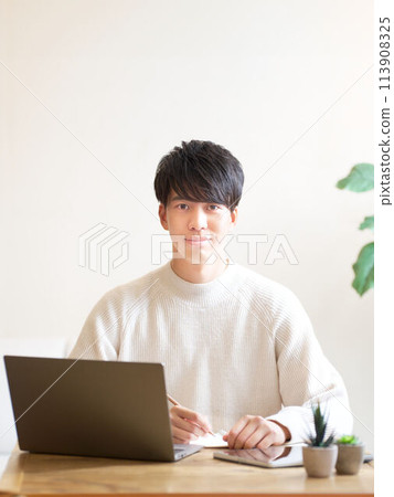 一個年輕人微笑著看向別處 113908325