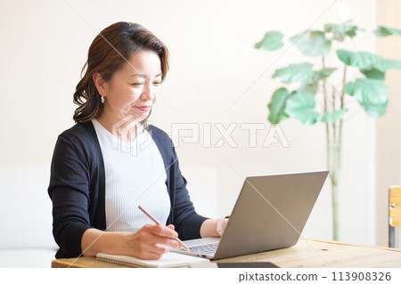 坐在桌前學習的中高級女性 113908326