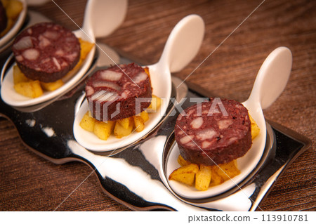 RECIPE FOR BLACK PUDDING WITH BUTTERED CANDIED APPLE 113910781