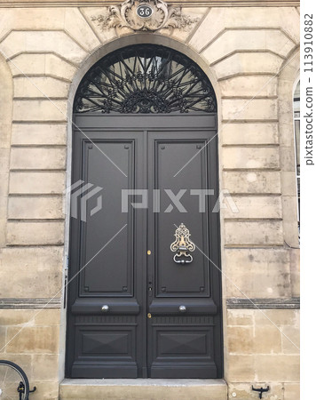 Door and knocker of a stylish French mansion Door and knocker of a stylish French mansion 113910882