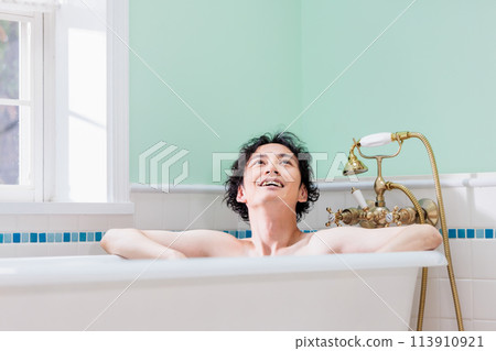 年輕人在家洗澡 113910921