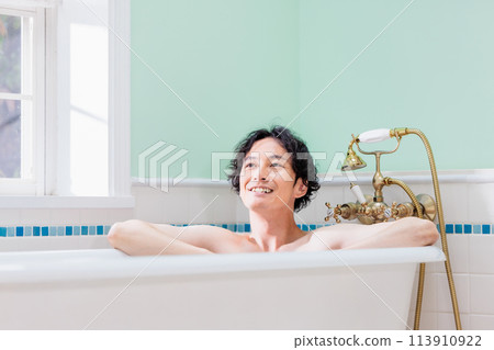 年輕人在家洗澡 年輕人在家洗澡 113910922