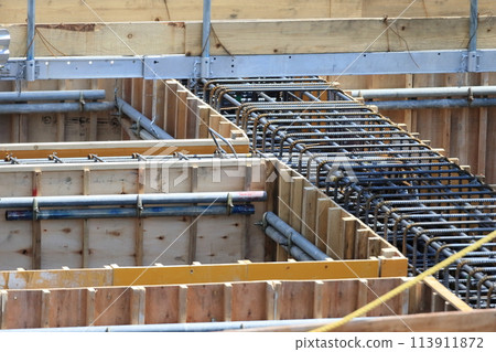 Building foundation construction site (setting up formwork for underground beams) 113911872