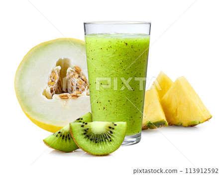 fresh green smoothie 113912592
