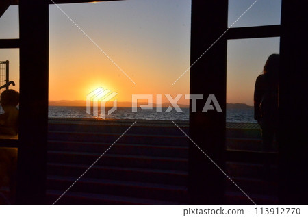 與夕陽一起思考，在窗台上捕捉黃昏的時光，以大海為背景，眺望夕陽 113912770