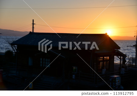 夕陽西下的海邊小屋,沐浴在夕陽下的古老港口別墅,沐浴在暮色中的海邊旅館 夕陽西下的海邊小屋,沐浴在夕陽下的古老港口別墅,沐浴在暮色中的海邊旅館 113912795