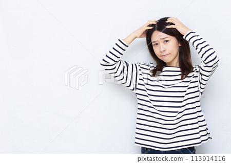 A woman who cares about the scalp A woman who cares about the scalp 113914116