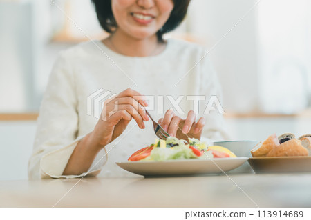 早餐 女生 女孩 113914689