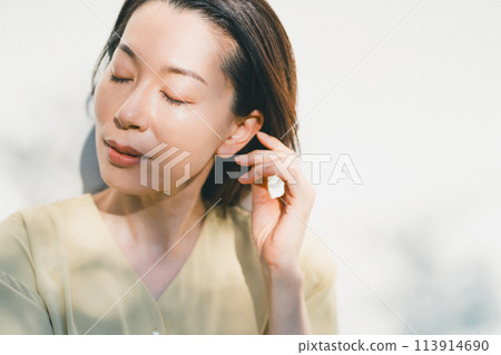 Ear problems in a woman in her 40s Ear problems in a woman in her 40s 113914690