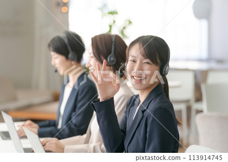 在呼叫中心工作的女接線生 在呼叫中心工作的女接線生 113914745
