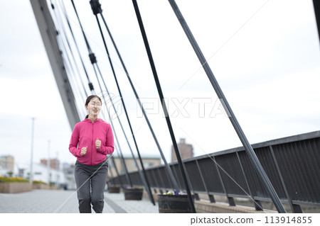 Middle-aged woman walking in sportswear 113914855