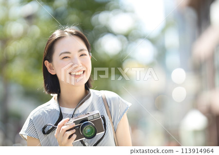 Camera girl travel solo travel 113914964