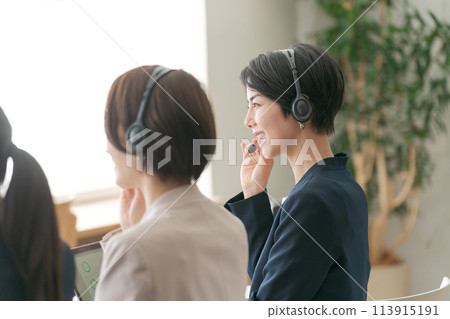 在呼叫中心工作的女接線生 在呼叫中心工作的女接線生 113915191