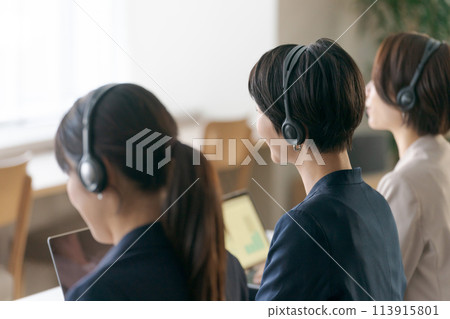 在呼叫中心工作的女接線生 113915801