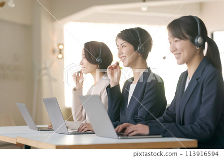 在呼叫中心工作的女接線生 113916594