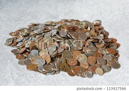 Japan's pile of unsorted current currency 113917566