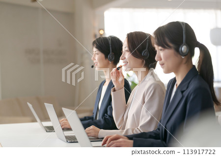 在呼叫中心工作的女接線生 在呼叫中心工作的女接線生 113917722