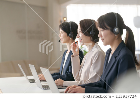 在呼叫中心工作的女接線生 113917724