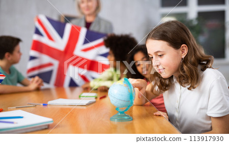students listen to woman teacher who talks about Great Britain 113917930