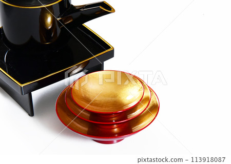 用於婚禮和神道儀式的日本傳統金質慶祝杯 113918087