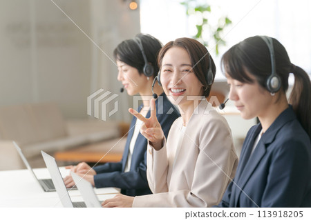在呼叫中心工作的女接線生 113918205