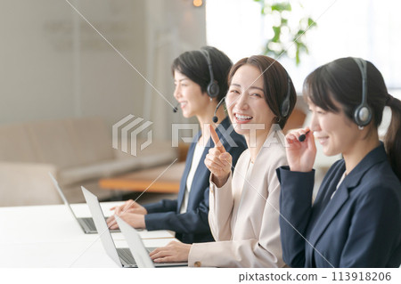 在呼叫中心工作的女接線生 113918206