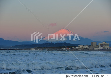 Mount Fuji glowing pink in the morning sun Mount Fuji glowing pink in the morning sun 113918406