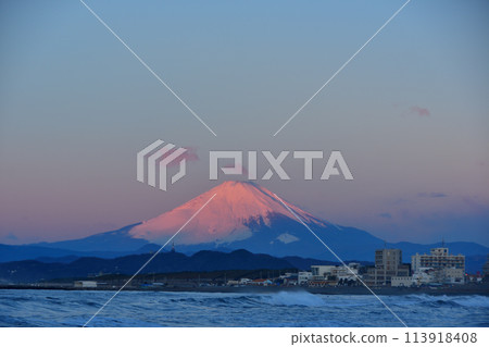 富士山在早晨的陽光下呈現出粉紅色的光芒 113918408