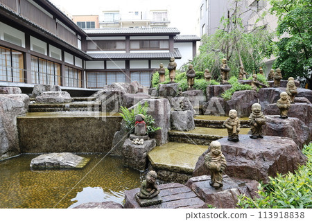 Temple in Kyoto City: Scenery of Jizo and pond in the grounds of Chohoji Temple Temple in Kyoto City: Scenery of Jizo and pond in the grounds of Chohoji Temple 113918838